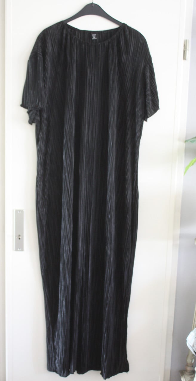 Zwarte lange geplooide  jurk maat 2xl