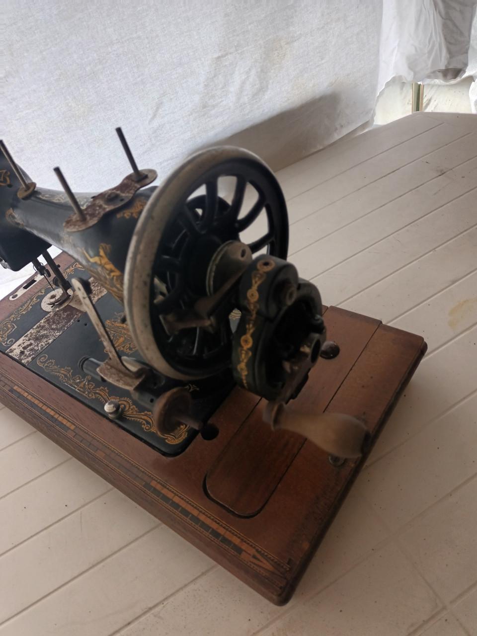 Antiek naaimachine Bera