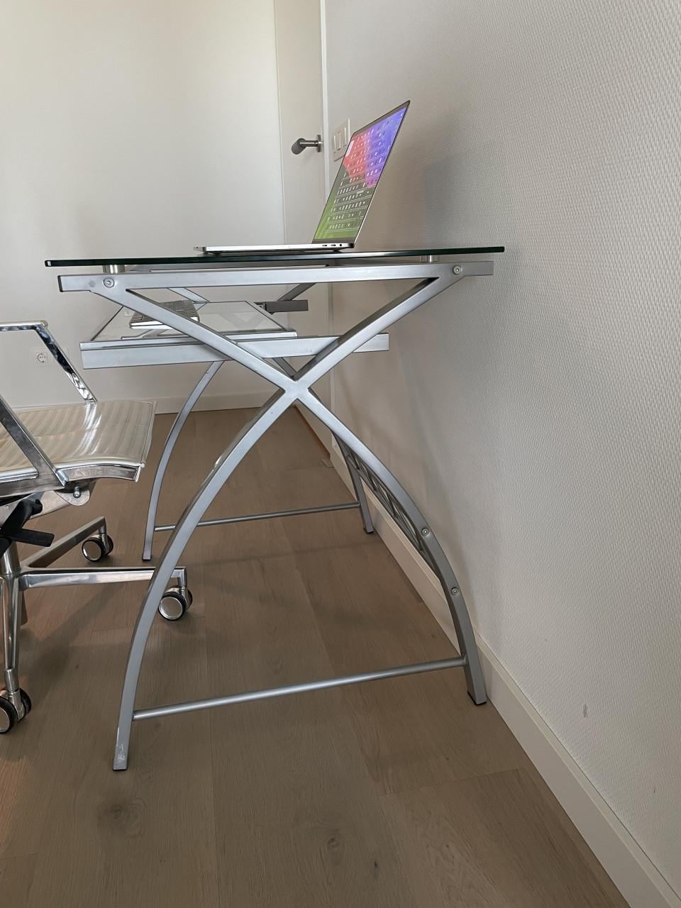 Te Koop: Glazen computer bureau met metalen frame.