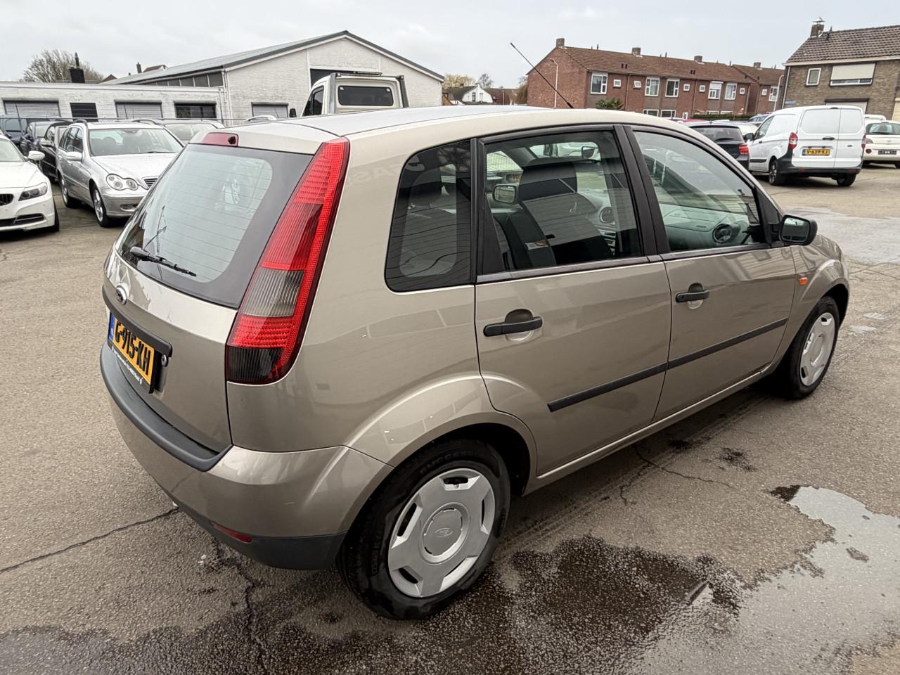 Ford Fiesta 1.3i Ambiente 5 deus ! ! !