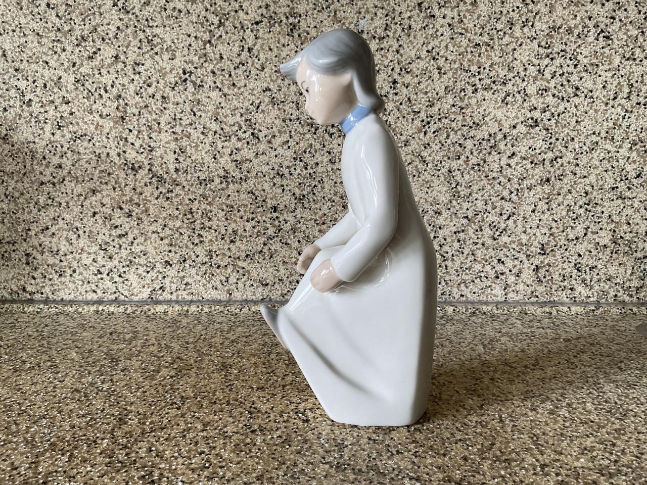 Porceleinen beeldje.  Hoog: 22 cm.   REX. Valencia.  Hand made in Spain.