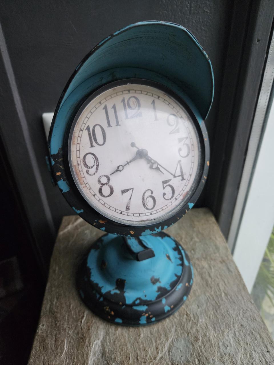 Prachtige metalen retro look tafelklok in werkende staat...