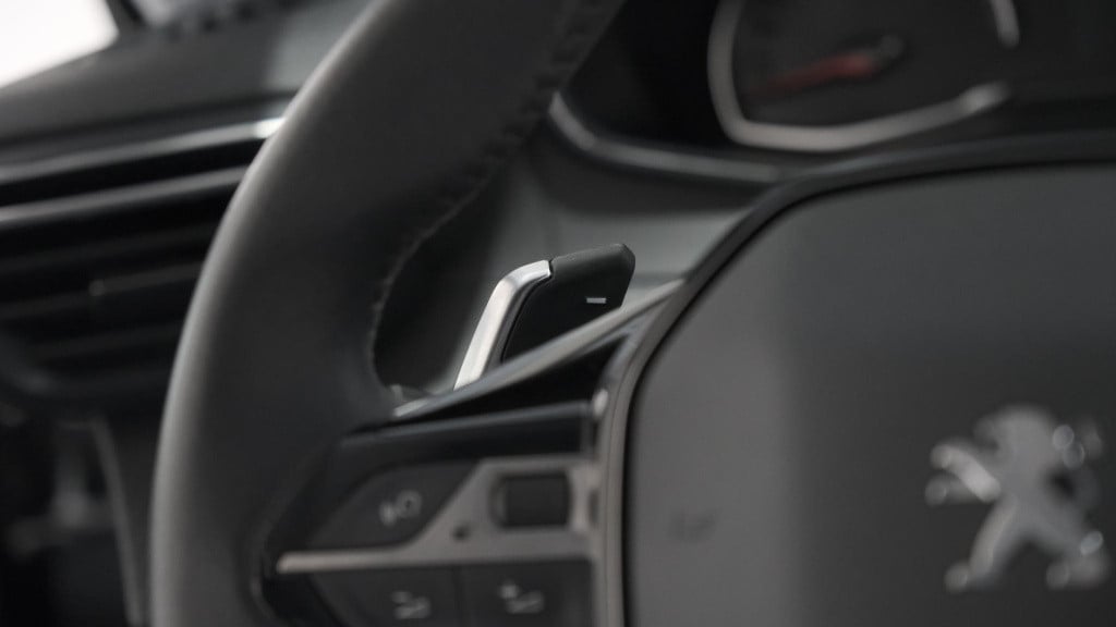 Peugeot 208 puretech 100 eat8 active | parkeersensoren | navigatie | apple 