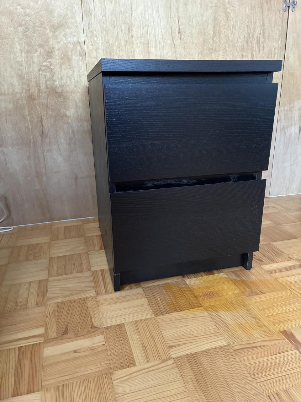 Bed: Ikea; type Malm + 2 nachtkastjes + 2 lattenbodems + 2 matrasbeschermer