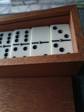 Prachtig antiek groot volledige set van 28 genagelde domino stenen