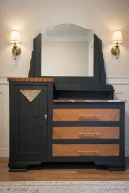 Mooie kast met marmeren blad