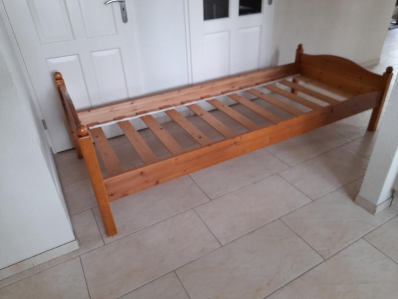Massief houten bed 90 x 220 (in goede staat)