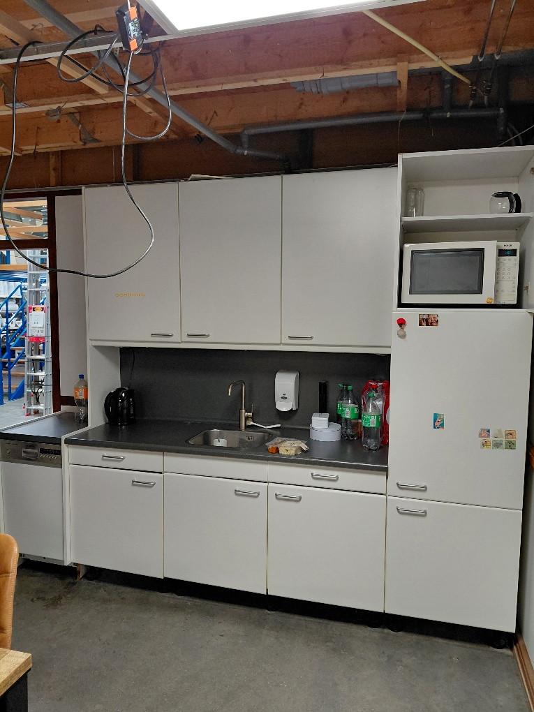 Keuken compleet met vaatwasser en koelkast  lengte totaal 285 cm