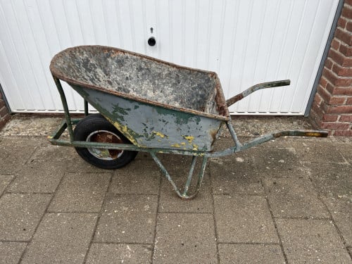 Oersterk Kruiwagen met prima band geschikt voor zwaar werk