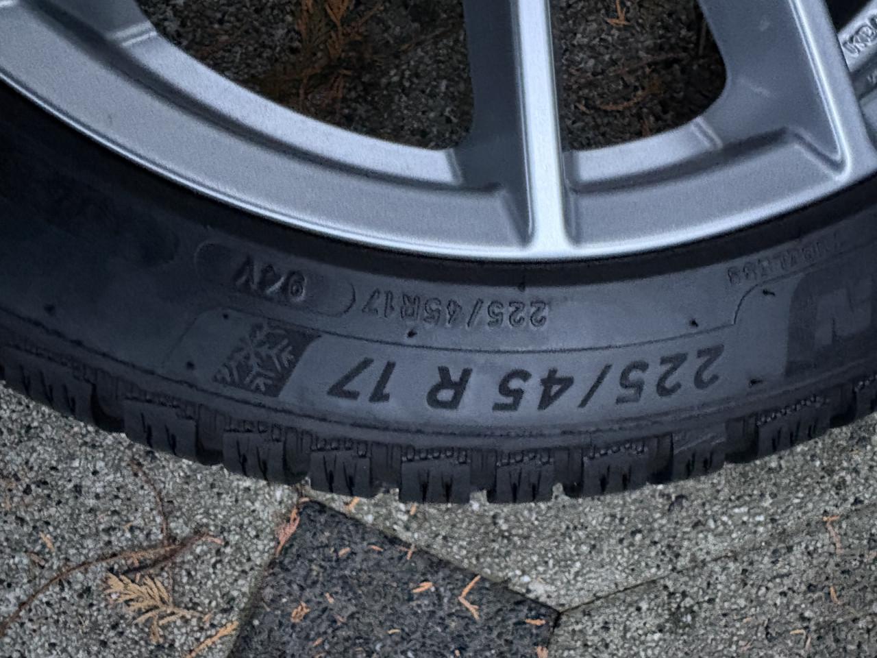 WINTERBANDEN 6mm 225-45-17 op BORBET VELG  5x114.3  in  NIEUWSTAAT  !