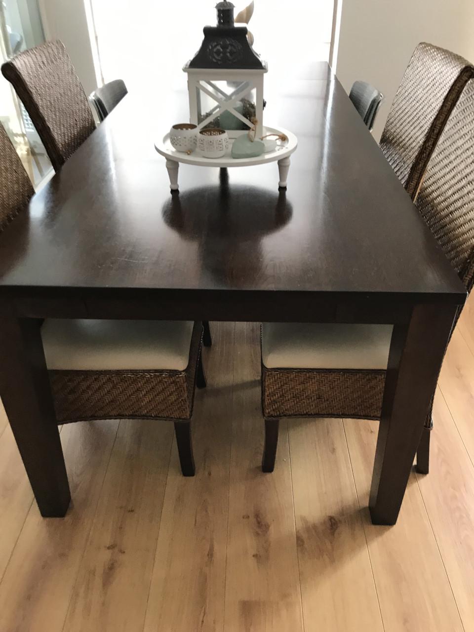 Eetkamerstoelen riet, zitting opnieuw bekleed met leer.