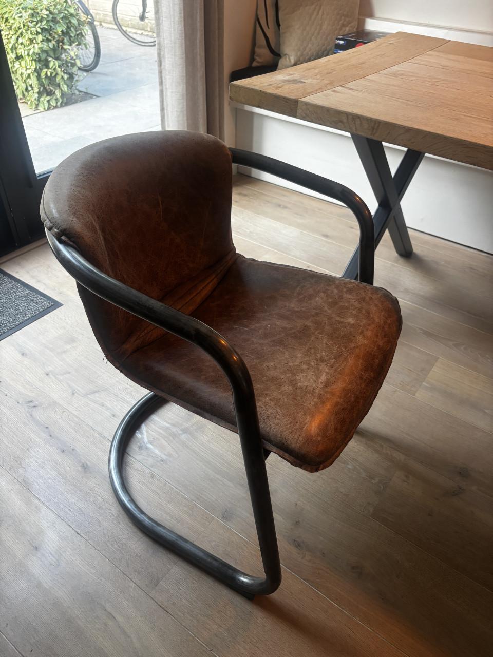 2 leren eetkamerstoelen