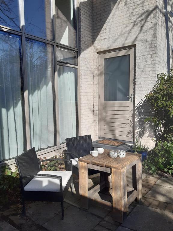 Gemeubileerd appartement met eigen tuin
