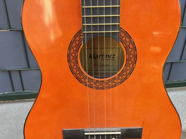 3 Gitaren Martinez en Santana met standaard en