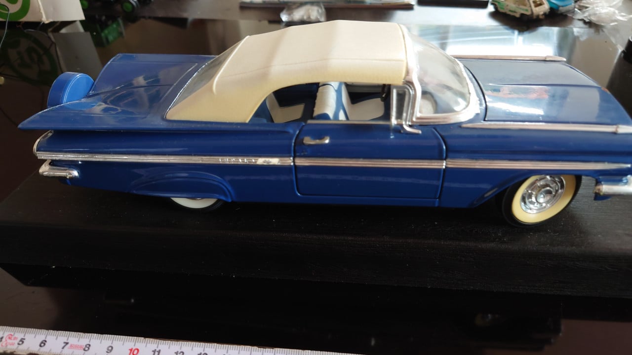 Chevrolet Impala 1959 1:18 Road Legends