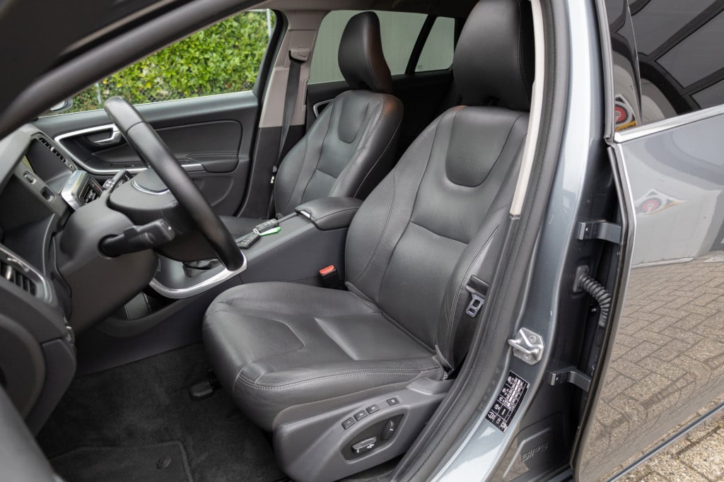 Volvo V60 2.0 t4 190pk summum ✅1jaarbovag✅nav✅leer✅schuifdak✅trekhaak