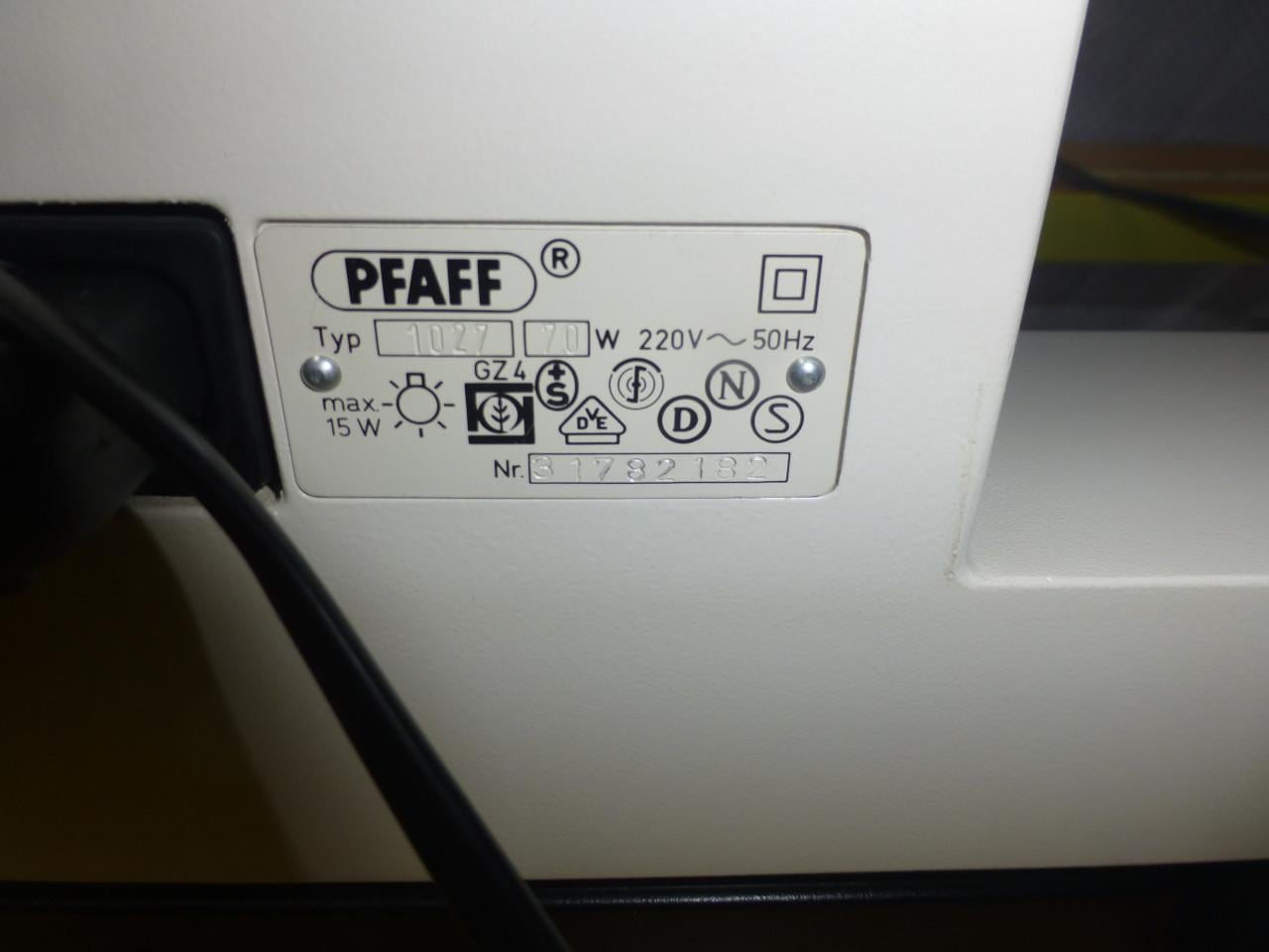 Naaimachine met meubel