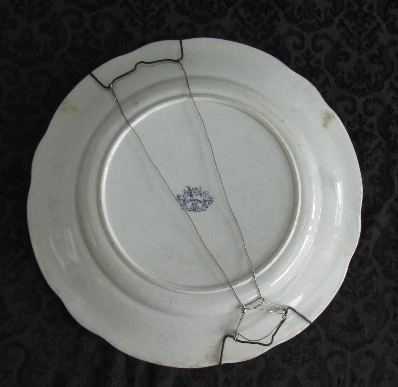 Antiek bord Boch Freres.diameter 32.5 cm.