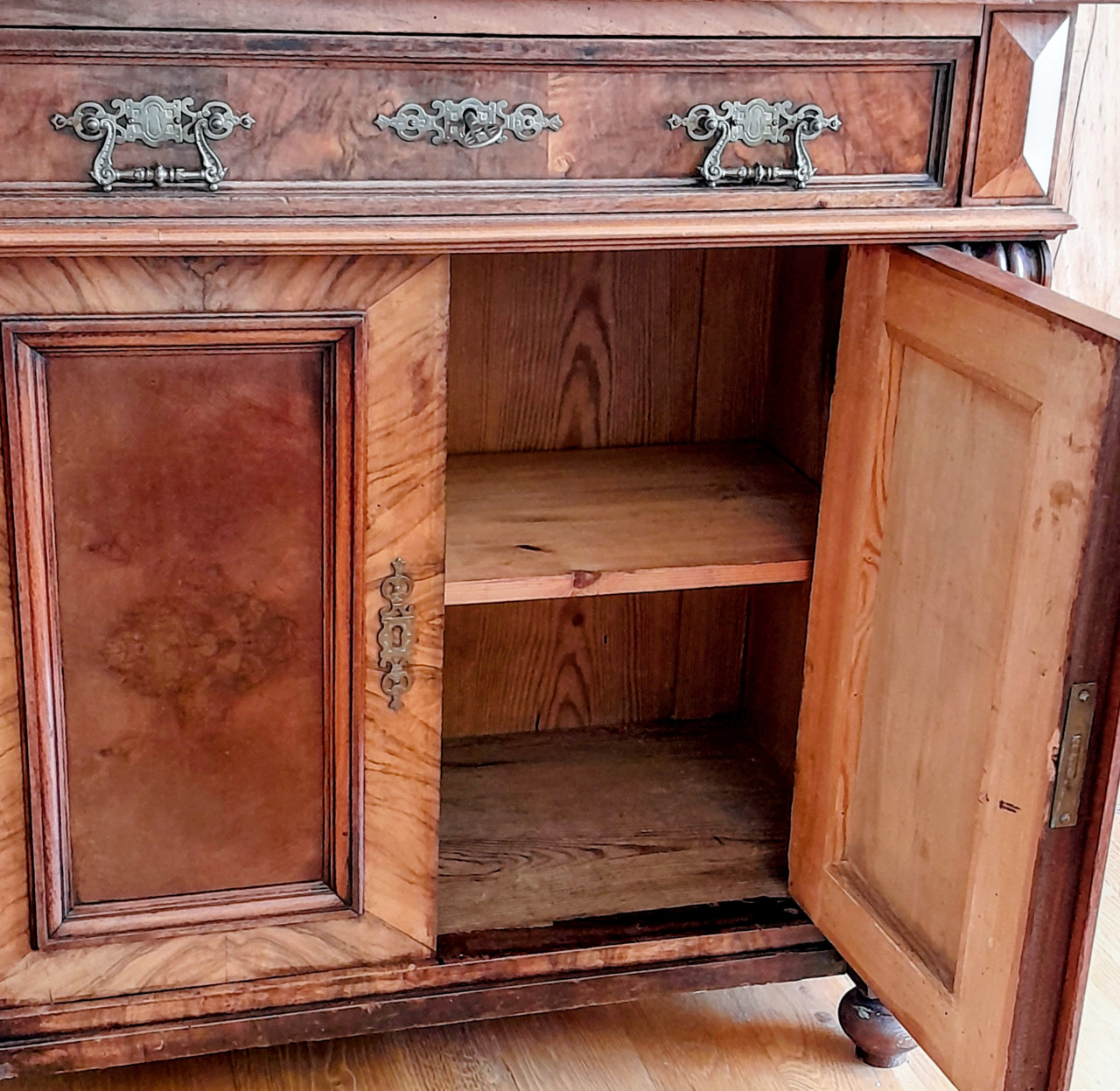 Antieke kast , dressoir klein