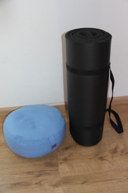Yogamat en yoga kussen, in goede staat.