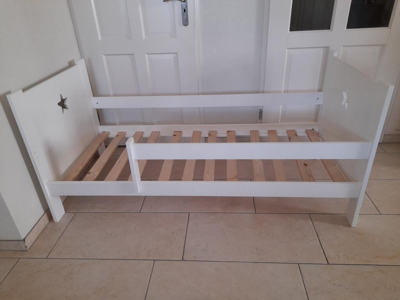 Peuter bed  met lade en met net  matras (in goede nette staat ) 70 x 160