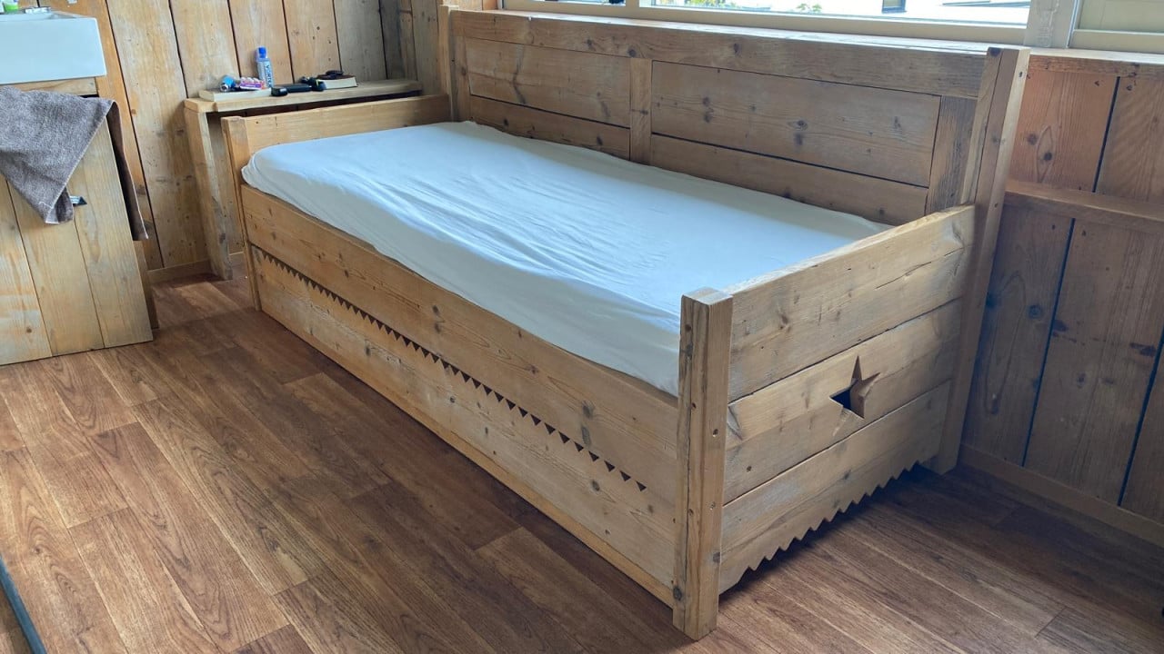 Steigerhouten bed