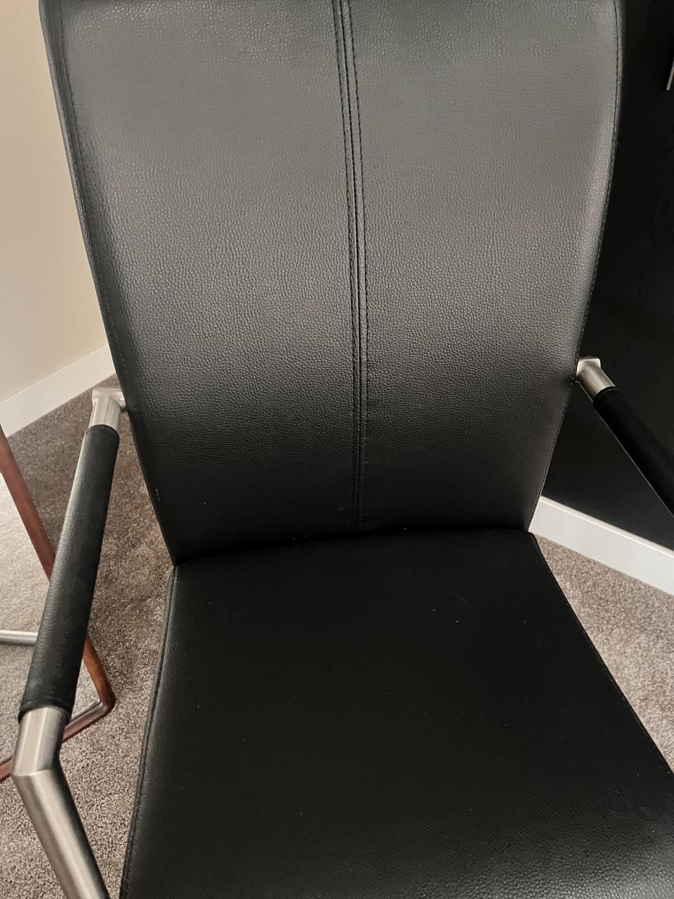 Zwart leren stoelen