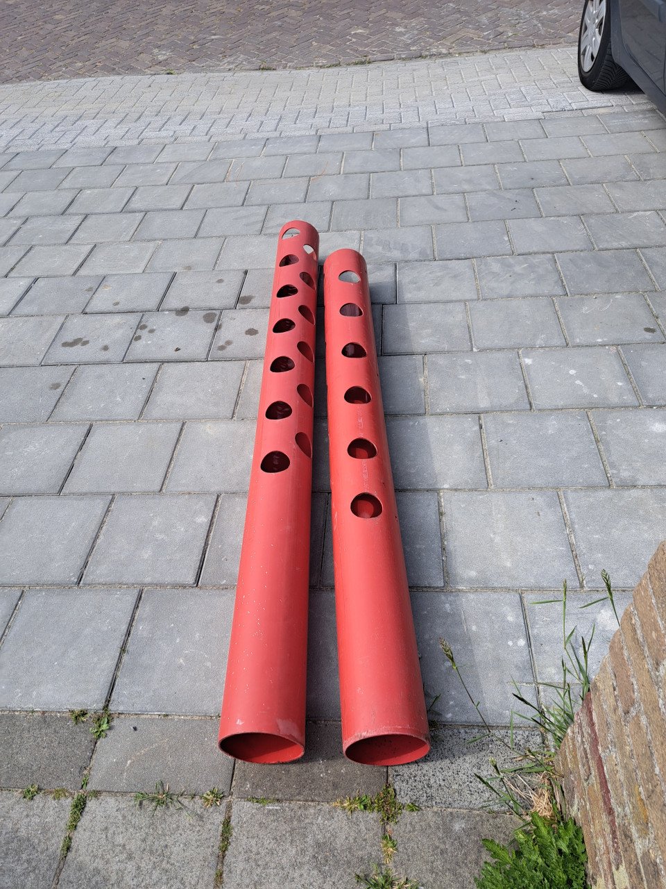 2 rode palen voor plantjes