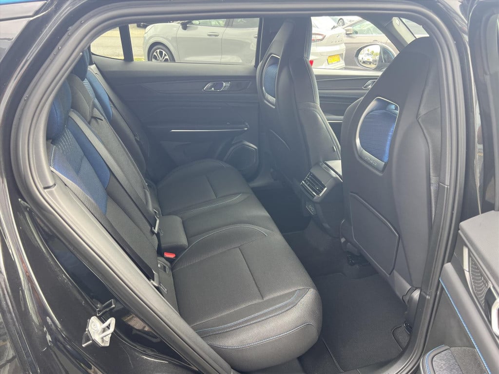 Lynk & Co 01 1.5 261pk plug in hybrid , stuurverwarming , panodak , adaptiv