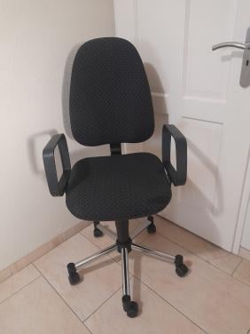 Bureaustoel (in goede nette staat ) in hoogte verstelbaar!