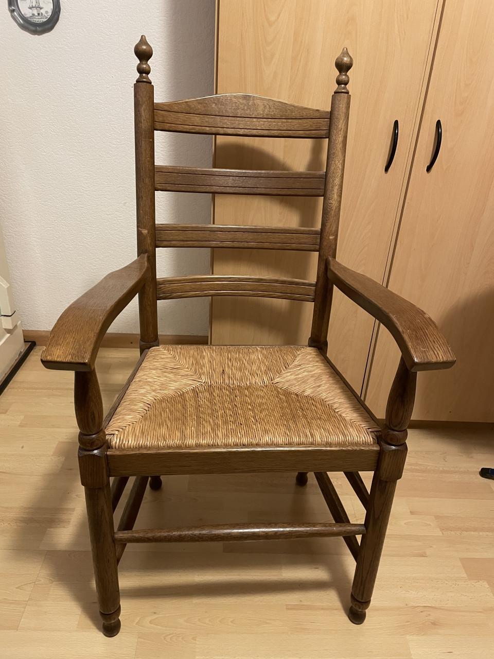 Gratis afhalen in Goes: eikenhouten stoel met armleuningen
