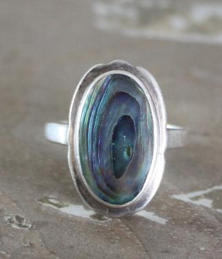 Zilverkleurige ring met parelmoer stuk