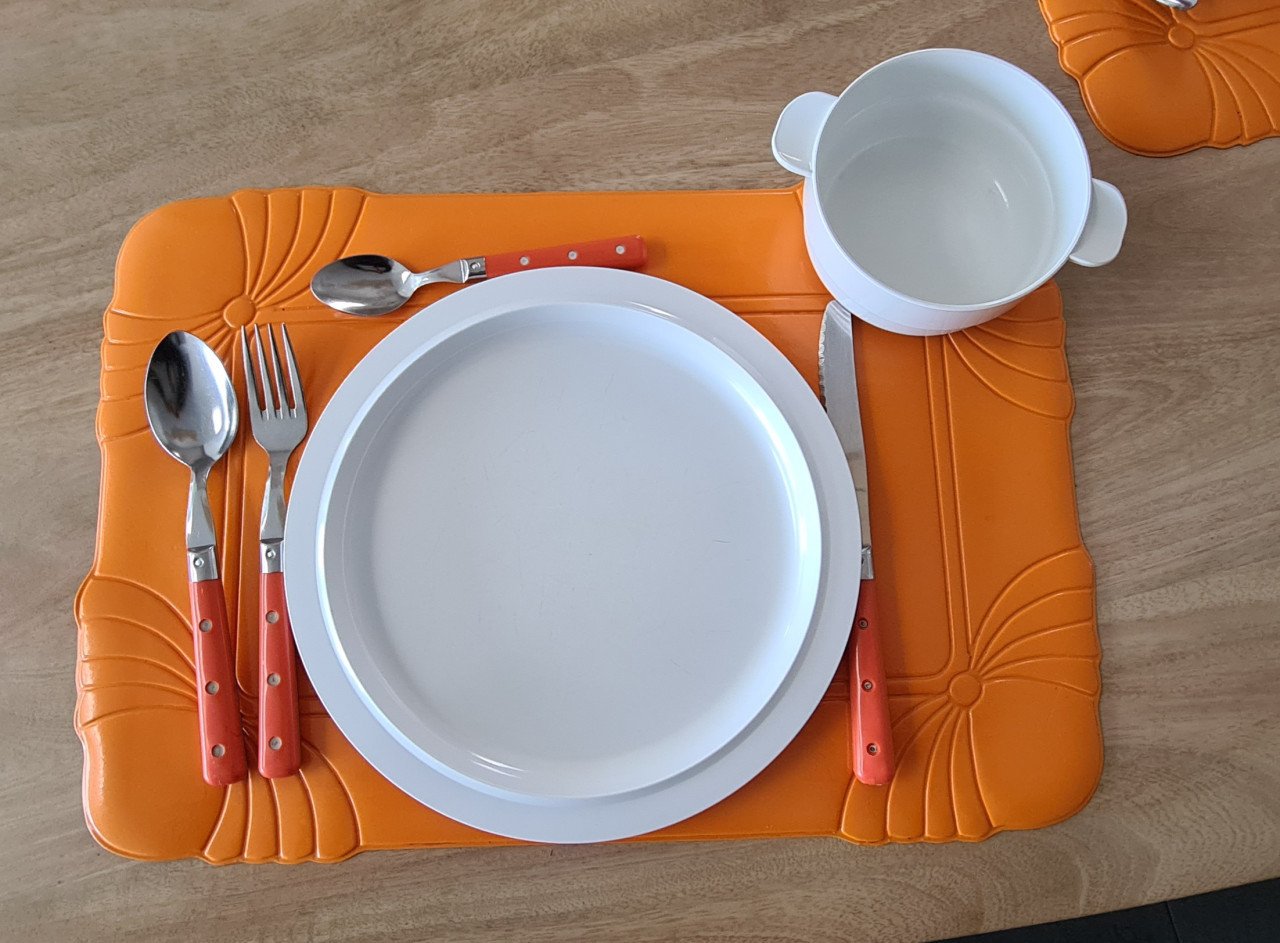 Camping borden Mepal wit, bestek oranje en placemats