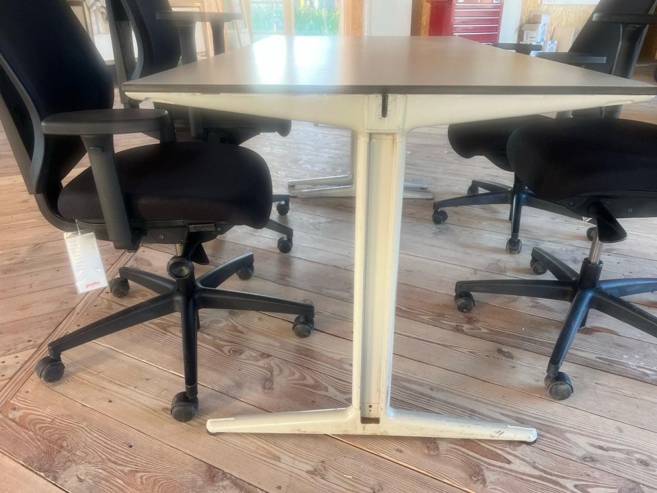 Partij bureaustoelen (Giroflex) en bureaus (Ahrend)