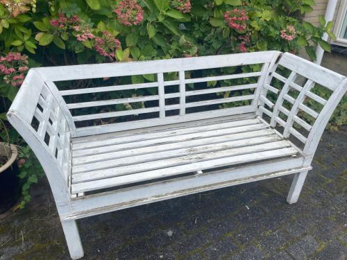 Witte oude tuinbank