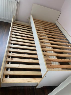 UITSCHUIFBAAR WIT BED MET LATTENBODEM. 1 PERSOONS ALS TWEEPERSOONS. ZIE FOT