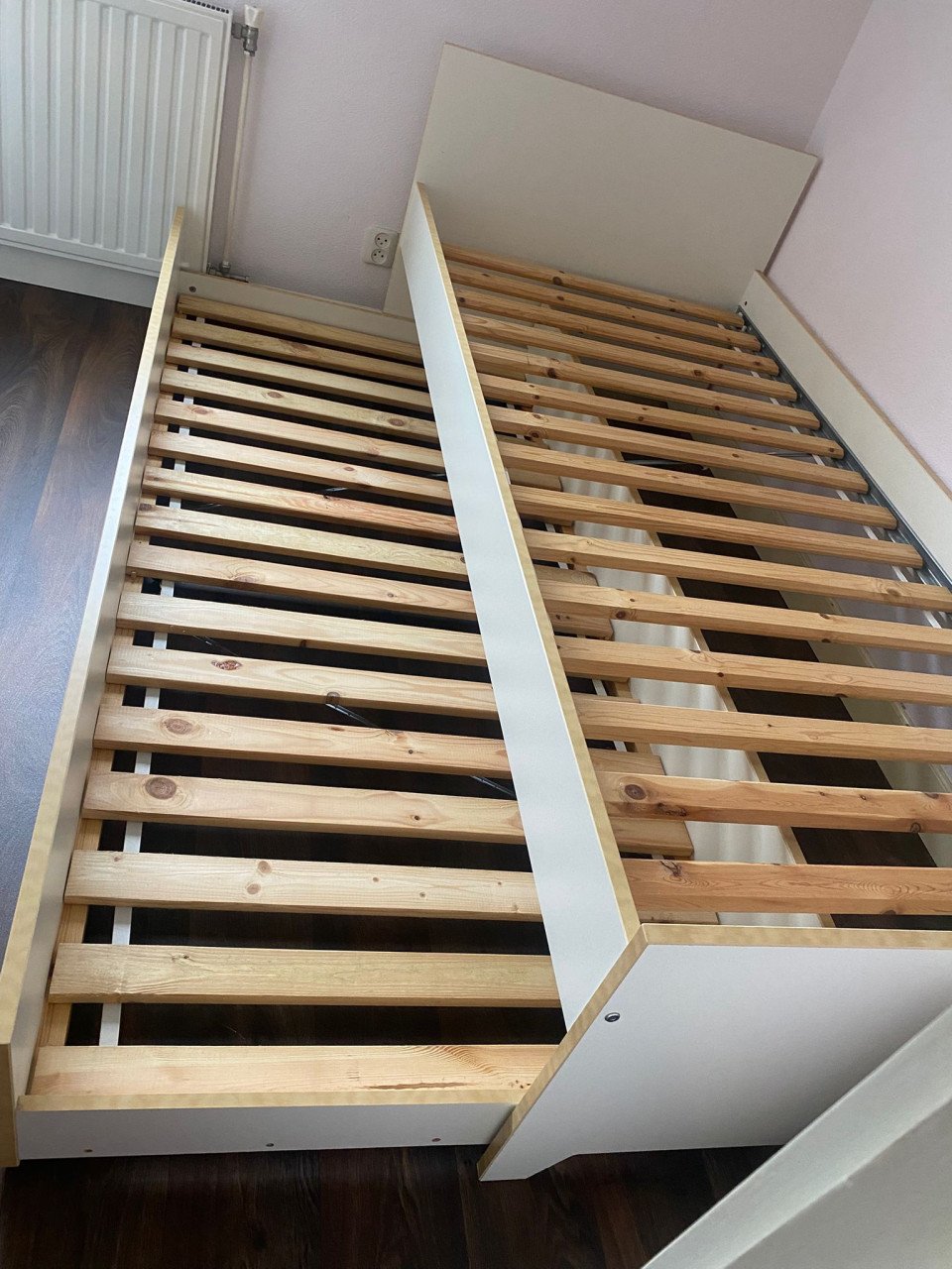 UITSCHUIFBAAR WIT BED MET LATTENBODEM. 1 PERSOONS ALS TWEEPERSOONS. ZIE FOT