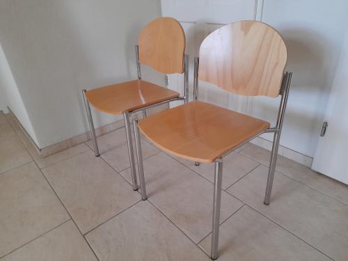 2 stevige stoelen (in goede staat )