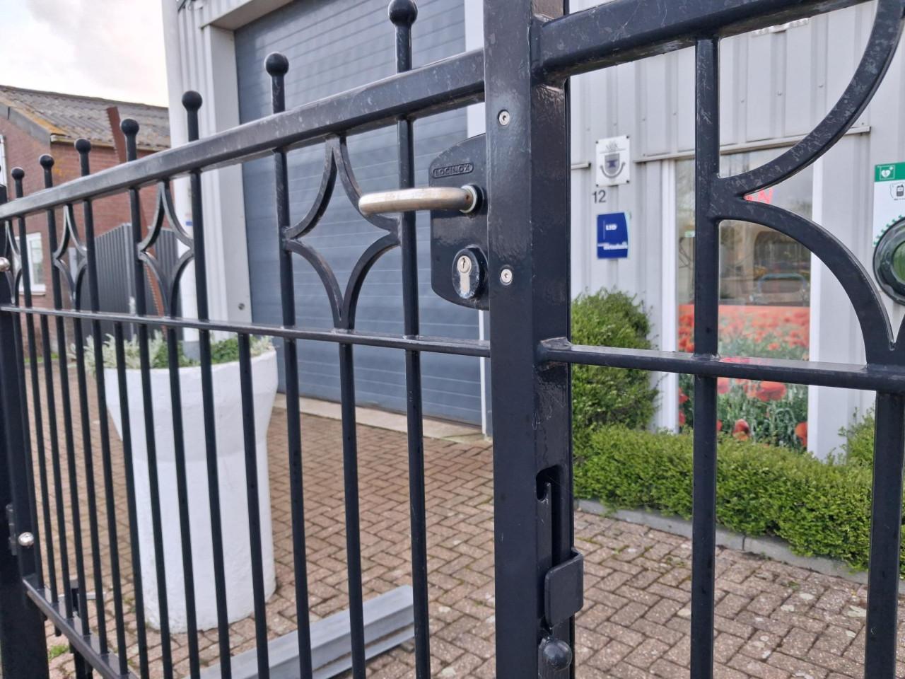 Smeedijzeren poort te koop