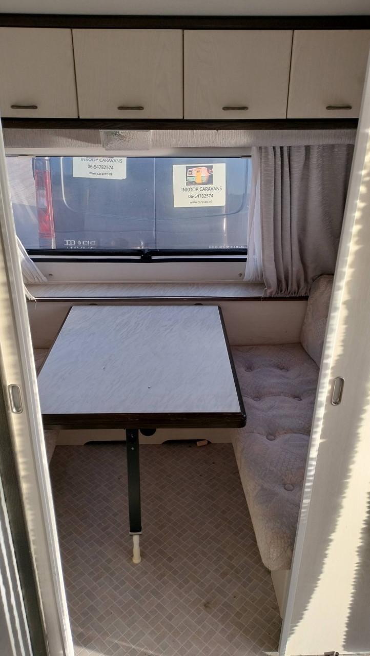 Hobby 460 met voortent en luifel