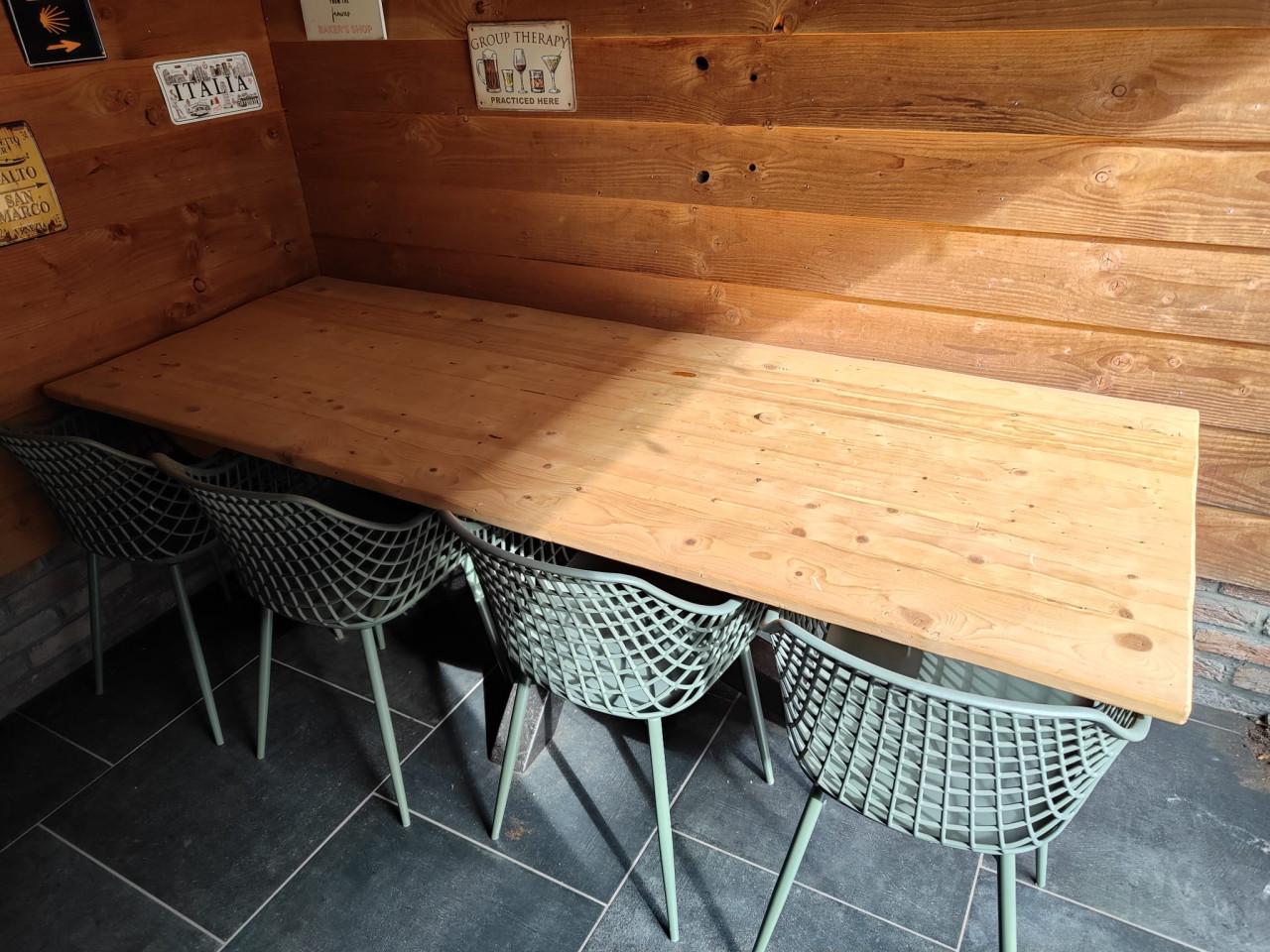 Mooie industriële tuintafel