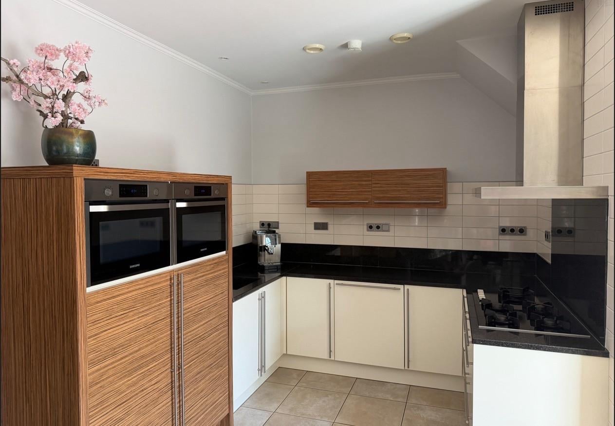Keuken u-vorm met stenen blad en 7 apparaten