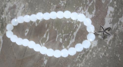 Armbandje rekbaar met witte kralen en zeesterbedeltje