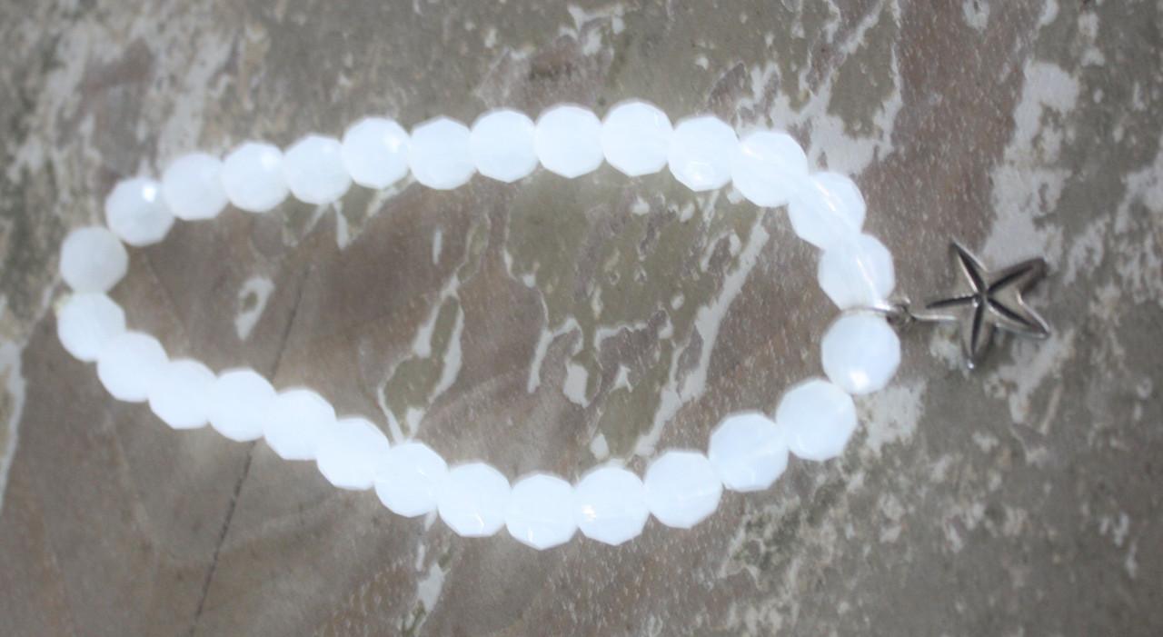 Armbandje rekbaar met witte kralen en zeesterbedeltje