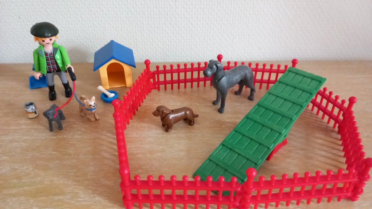 Playmobil 4 hondjes met hok, speelwip,ren, voer, baasje