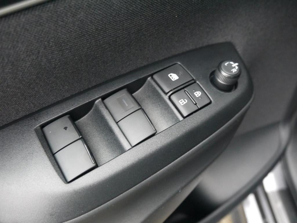 Mazda 2 Hybrid 1.5 centre-line