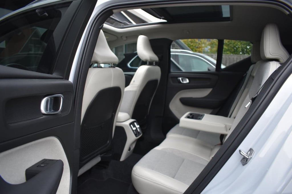 Volvo XC40 1.5 t3 momentum pro | pano | camera | apple carplay | android au