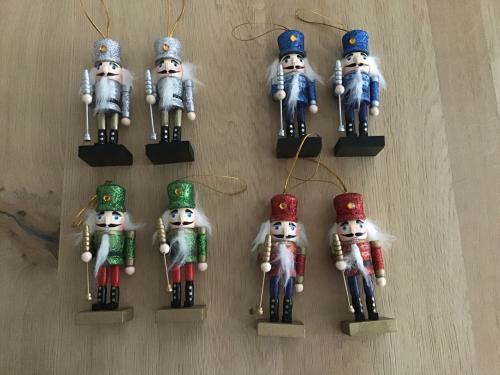 8 Notenkrakers, diverse kleuren