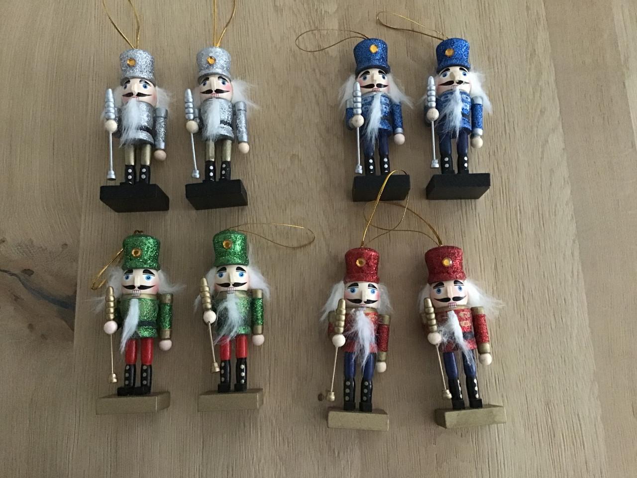 8 Notenkrakers, diverse kleuren