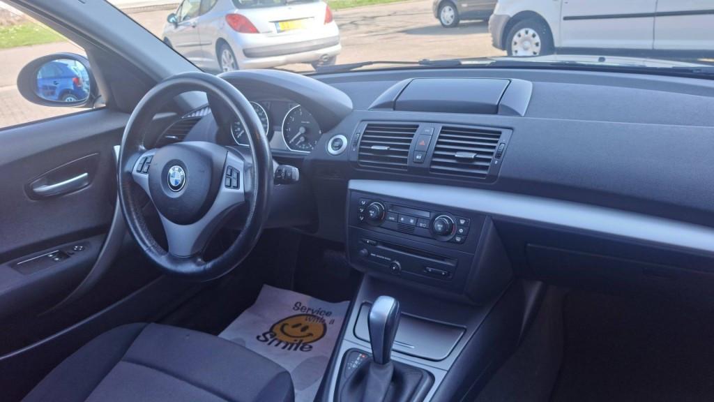 Bmw 318 1-SERIE 118i Higt Executive automaat 5 drs bj:2005 airco navigatie